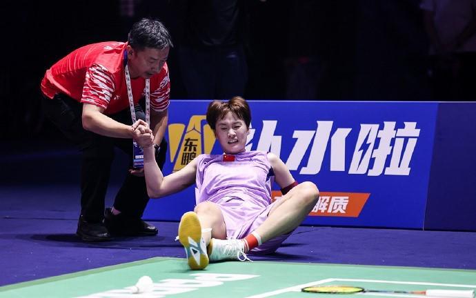 陈雨菲赛后脚踝进行冰敷，明天能否出战仍需观察